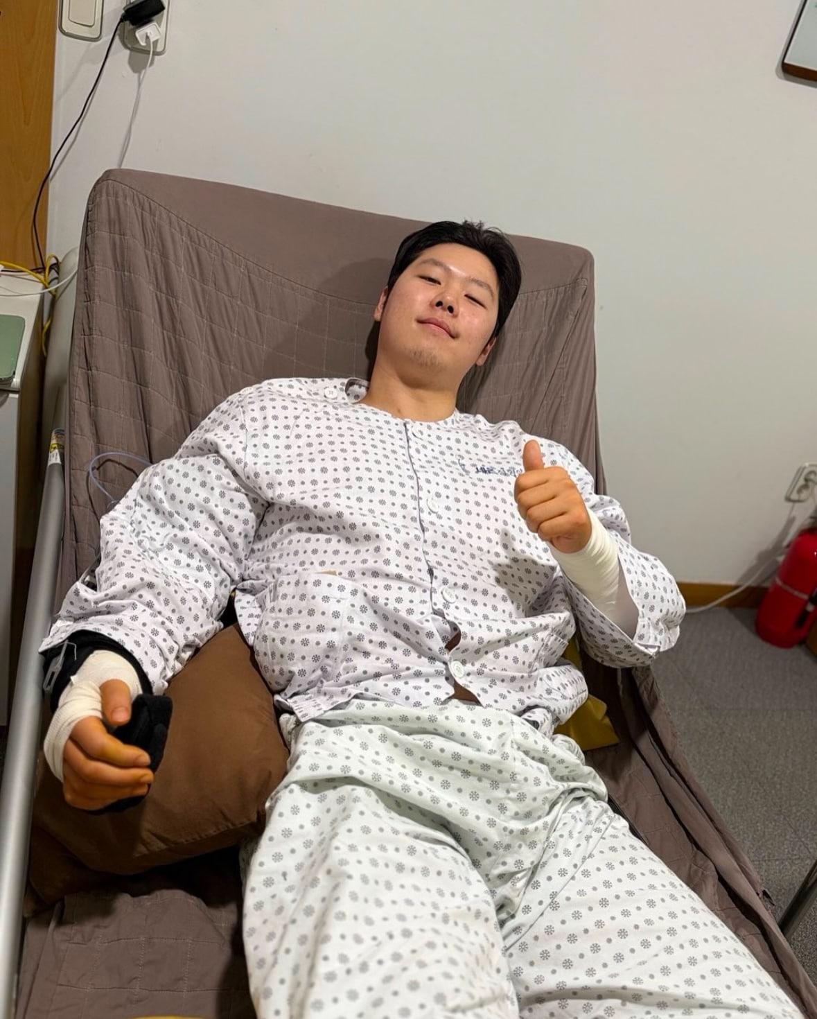 본문 이미지 - 팔꿈치 수술을 받은 롯데 전미르.(전미르 SNS 캡처)