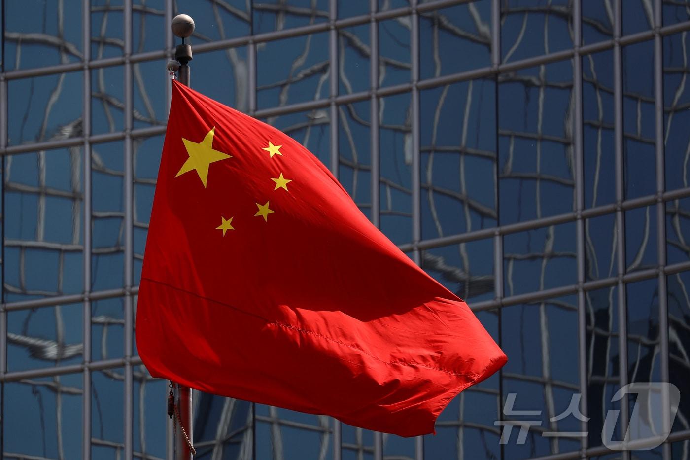 중국 베이징에서 오성홍기가 바람에 나부끼고 있다. 2020.04.29/ ⓒ 로이터=뉴스1 ⓒ News1 권진영 기자