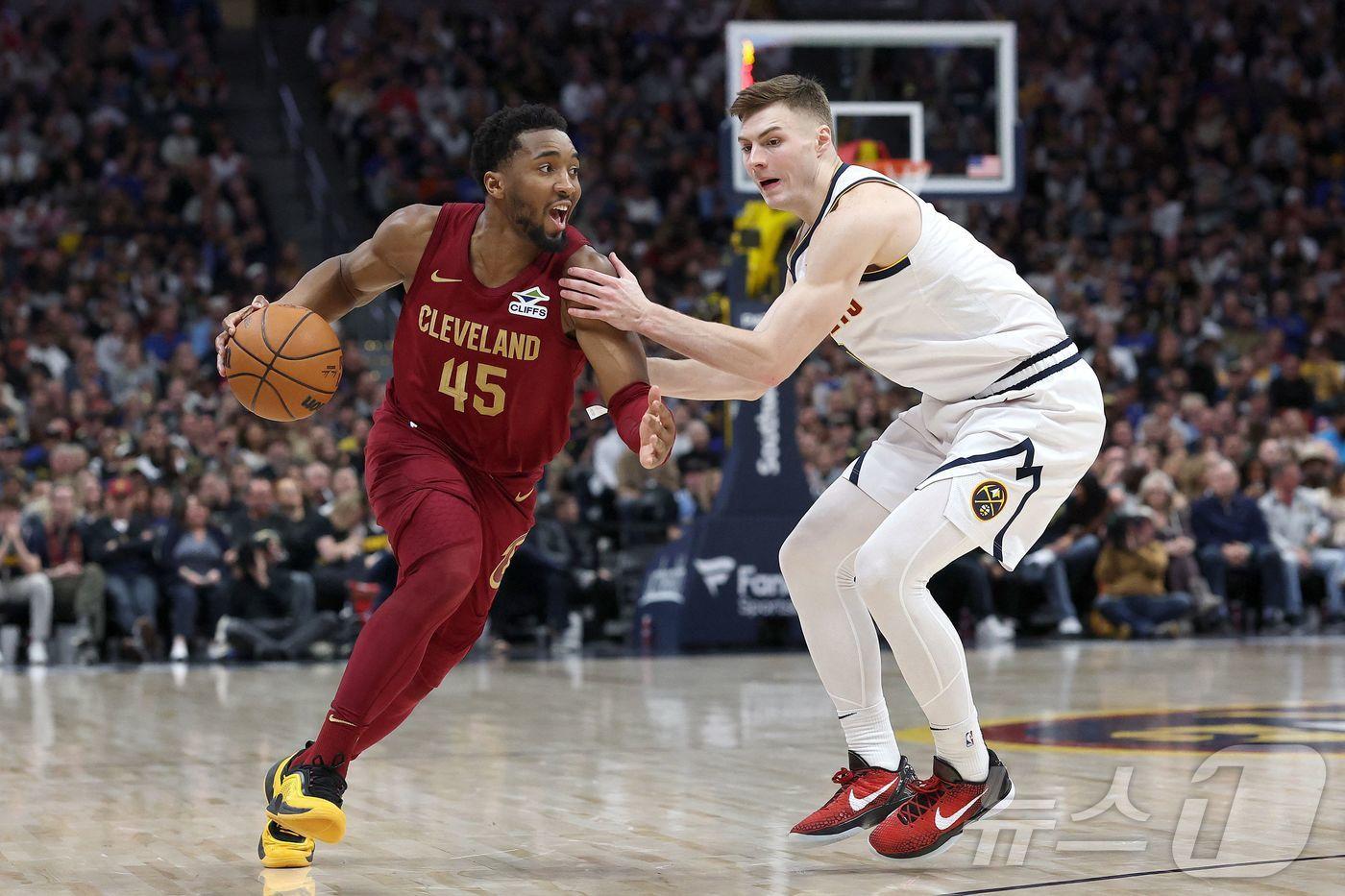 본문 이미지 - 도노번 미첼(왼쪽)이 28일(한국시간) 열린 2024-25 NBA 덴버 너기츠와 원정 경기에서 33점을 넣으며 클리블랜드 캐벌리어스의 6연승을 이끌었다. ⓒ AFP=뉴스1