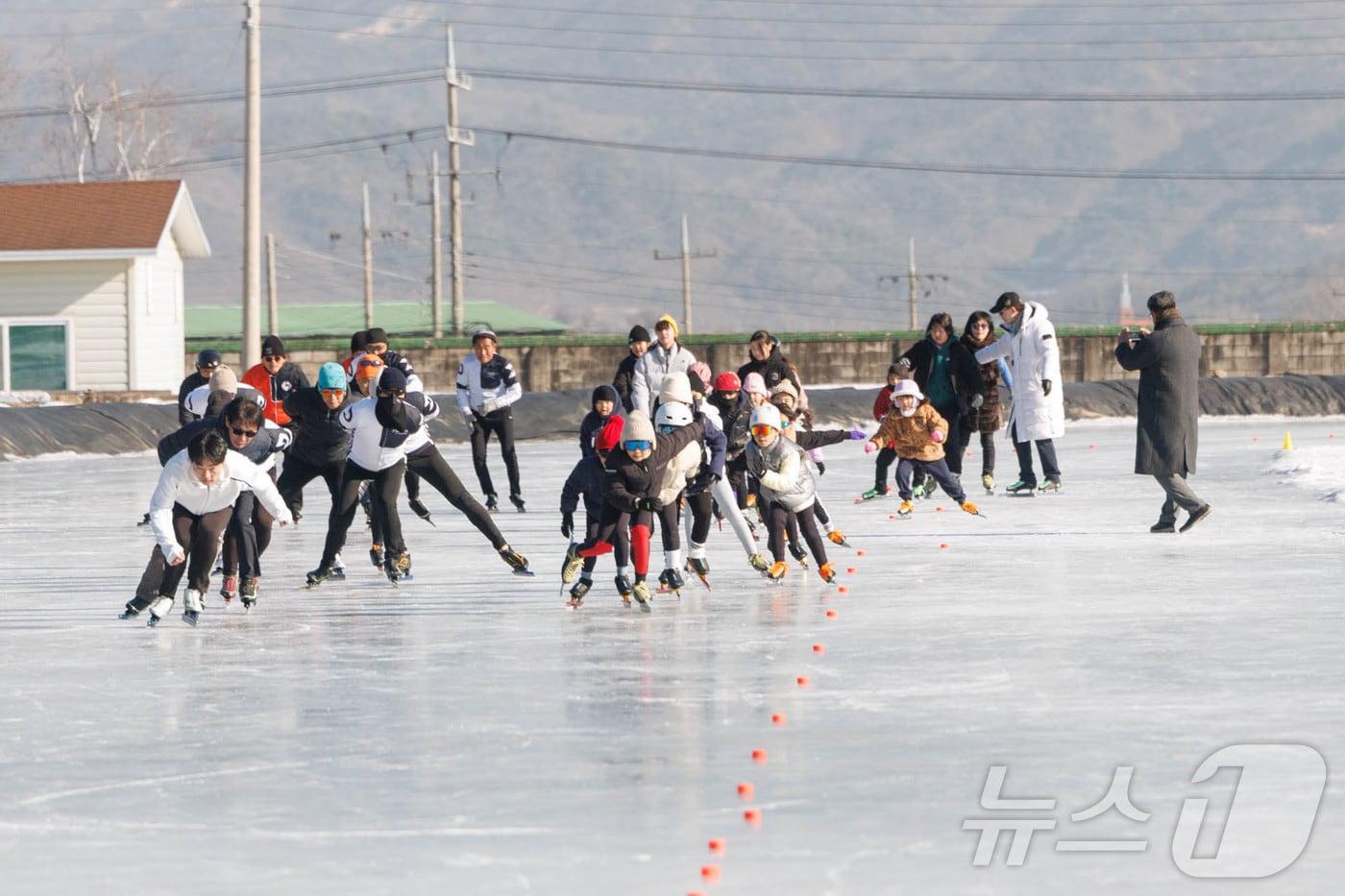 28일 개장한 강원 철원 야외 스케이트장에서 어린이들이 스케이트를 타며 즐거운 시간을 보내고 있다.(철원군 제공) 2024.12.28/뉴스1