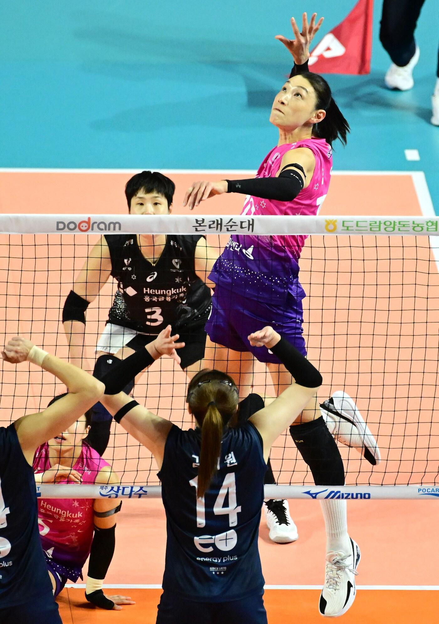 본문 이미지 - 흥국생명 김연경이 28일 인천삼산월드체육관에서 열린 도드람 2024-25 V리그 여자부 GS칼텍스와의 경기에서 공격을 시도하고 있다. &#40;KOVO 제공&#41;