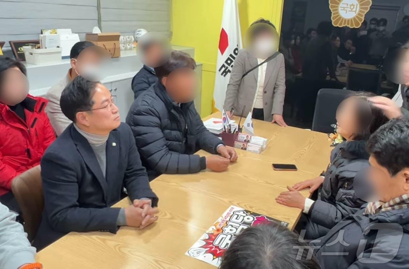 28일 오후 박수영 국회의원과 윤석열퇴진 부산비상행동 대표단 15명이 면담을 진행하고 있다.(유튜브 '뭐라카노' 생중계 갈무리)