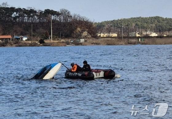 본문 이미지 - 소방당국이 실종자 수색작업을 벌이고 있다.(당진 소방서 제공) /뉴스1