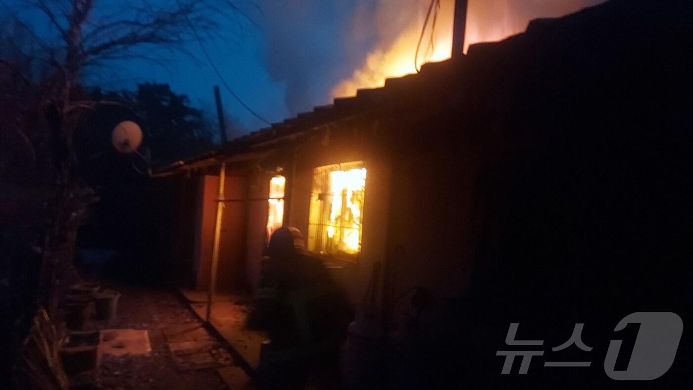 본문 이미지 - 전북 익산시 팔봉동 한 단독주택에서 발생한 화재(전북자치도 소방본부 제공) 2024.12.29/뉴스1
