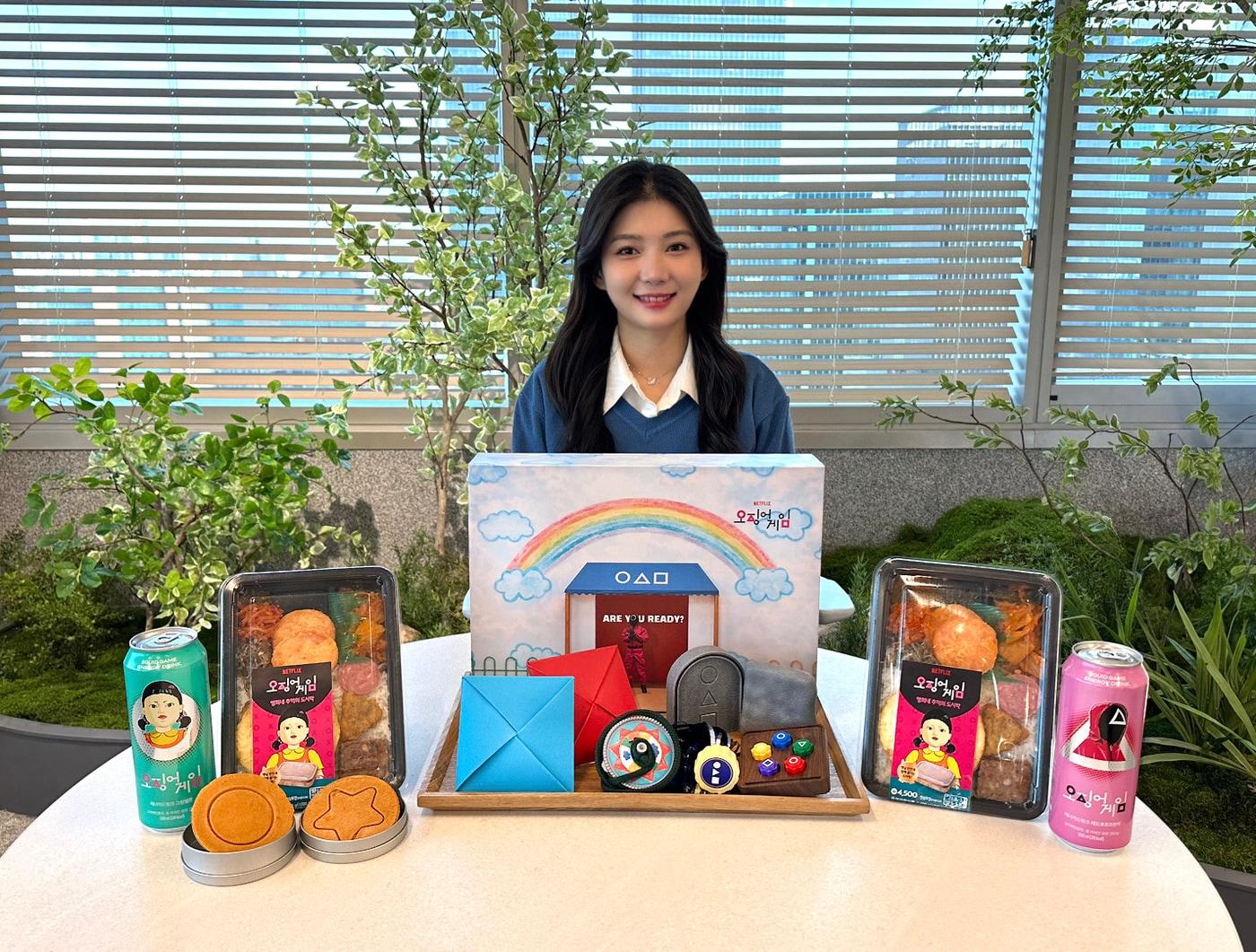 본문 이미지 - GS25는 넷플릭스 시리즈 '오징어 게임' 시즌2에 등장하는 게임 상품을 공개하며 특수 공략에 나선다.(GS25제공)