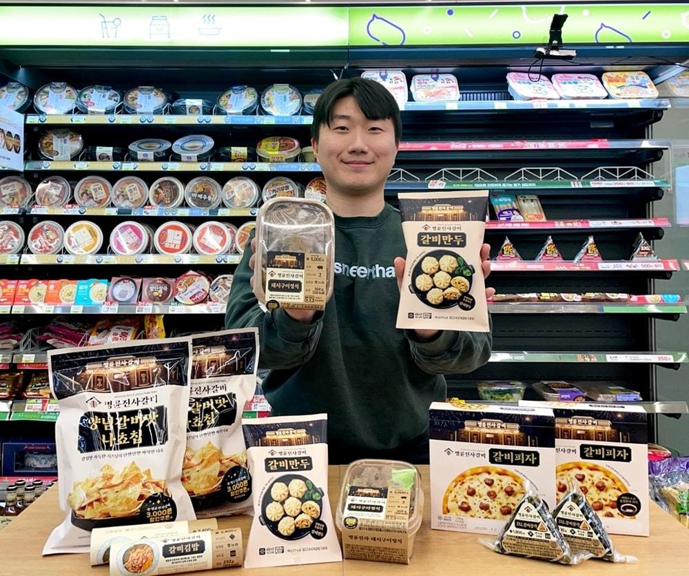 본문 이미지 - CU가 대한민국 대표 숯불돼지갈비 프랜차이즈 명륜진사갈비와 다시 한번 손잡고 컬래버레이션 시리즈 2탄을 출시한다.(CU제공)