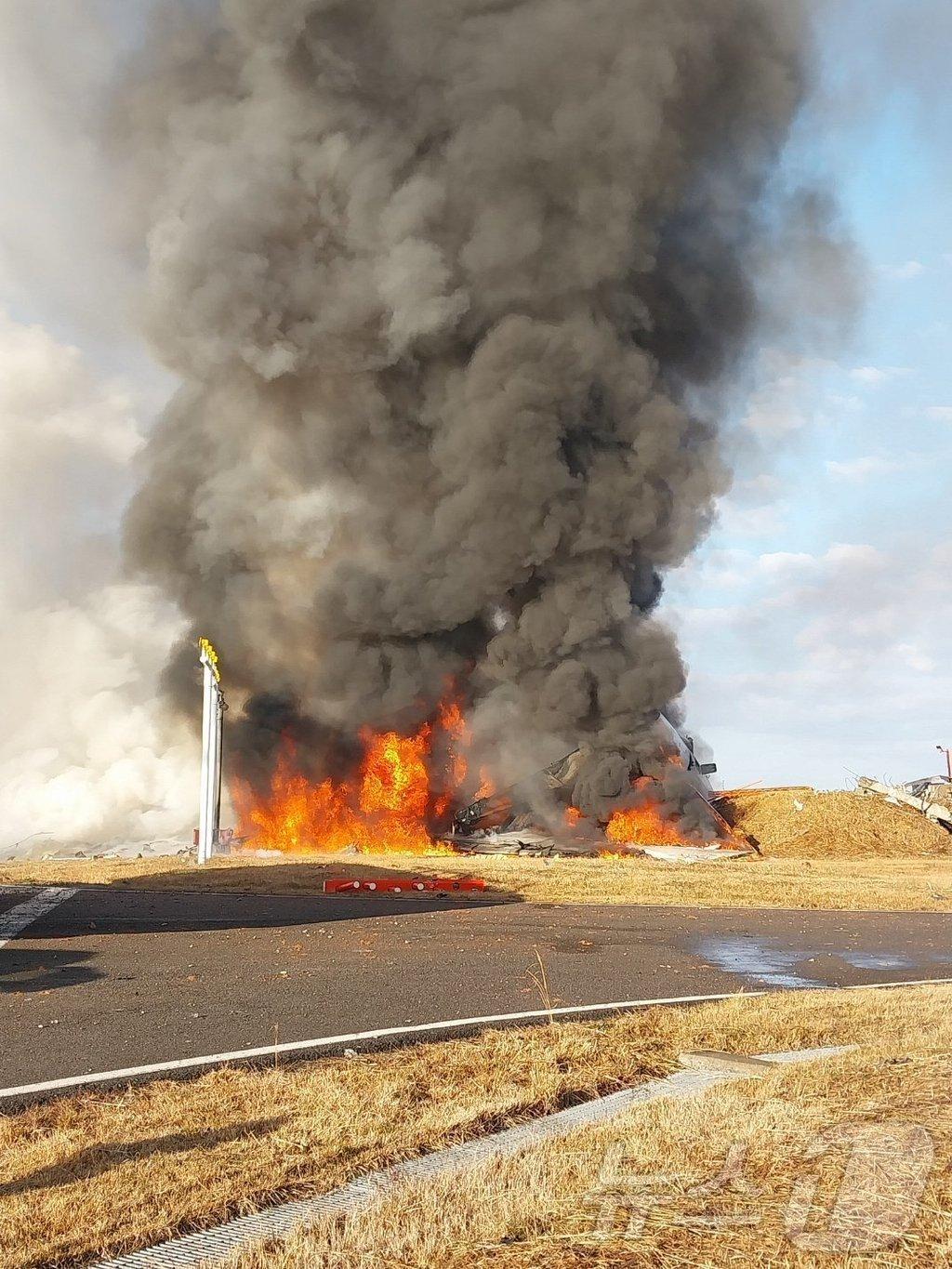 본문 이미지 - 29일 전남 무안국제공항에서 승객과 승무원 181명이 탑승한 여객기가 추락해 불길이 치솟고 있다. (사진 온라인 커뮤니티) 2024.12.29/뉴스1