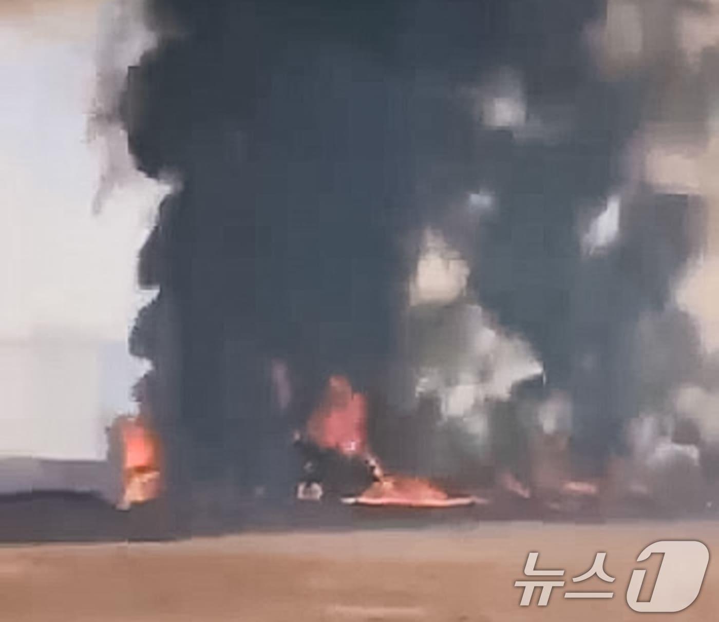본문 이미지 - 29일 전남 무안국제공항에서 승객과 승무원 181명이 탑승한 여객기가 추락해 불길이 치솟고 있다. (독자 김준경씨 제공) 2024.12.29/뉴스1