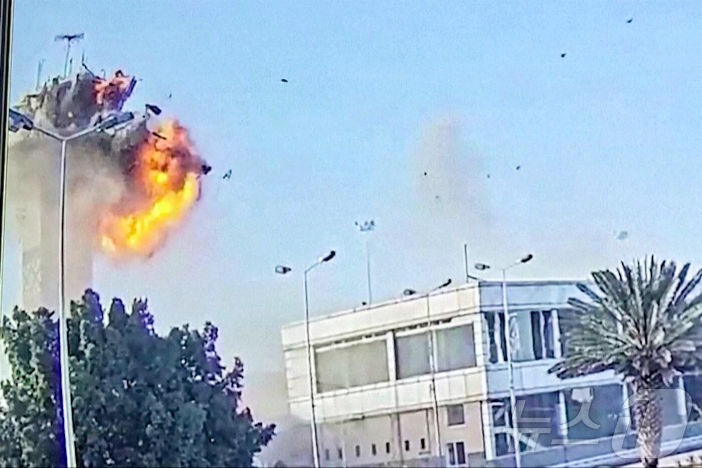 친이란 예멘 반군 후티를 겨냥한 이스라엘 군의 사나 국제 공항 포격으로 불길에 휩싸인 관제탑의 모습이 보인다.  &#40;사진은 기사 내용과 무관함&#41; / 뉴스1 ⓒ News1 자료사진 2024.12.29 ⓒ AFP=뉴스1 ⓒ News1 우동명 기자