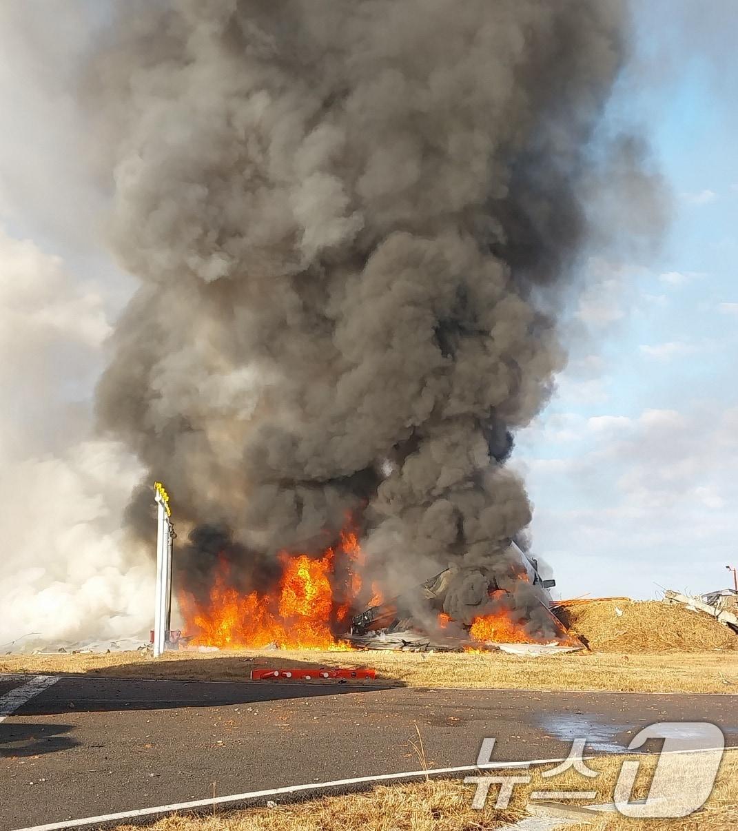 본문 이미지 - 29일 오전 9시 7분쯤 태국 방콕발 제주항공 7C2216편 항공기가 무안국제공항에 착륙을 시도하던 중 활주로 외벽에 부딪혀 폭발하고 있다. (전남 소방 제공) 2024.12.29/뉴스1