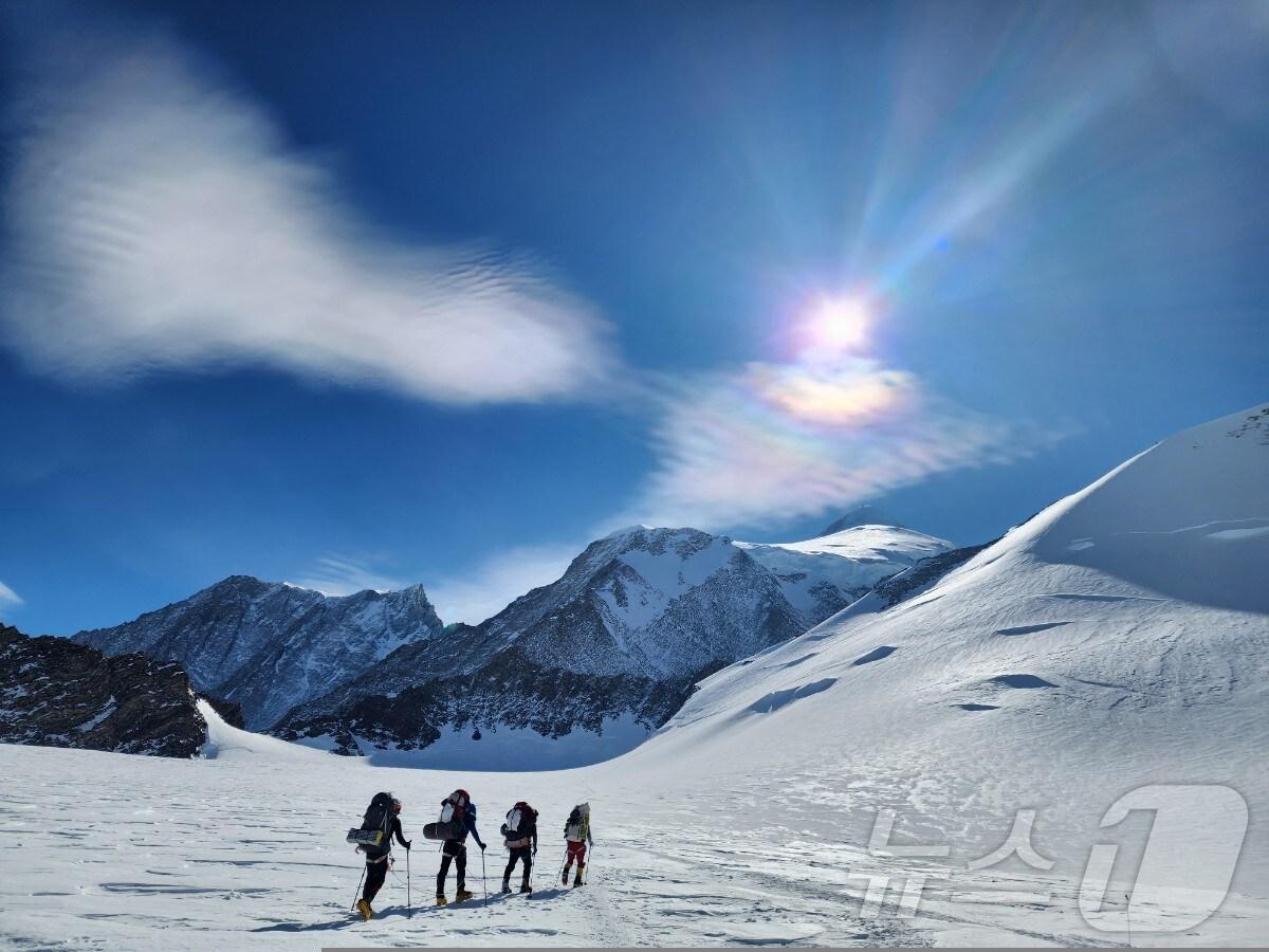 본문 이미지 - 구미 세계 7대륙 최고봉 원정대원들이 남극 빈슨메시프 정상에 도전하고 있다.(구미시 제공) 2024.12.29/뉴스1