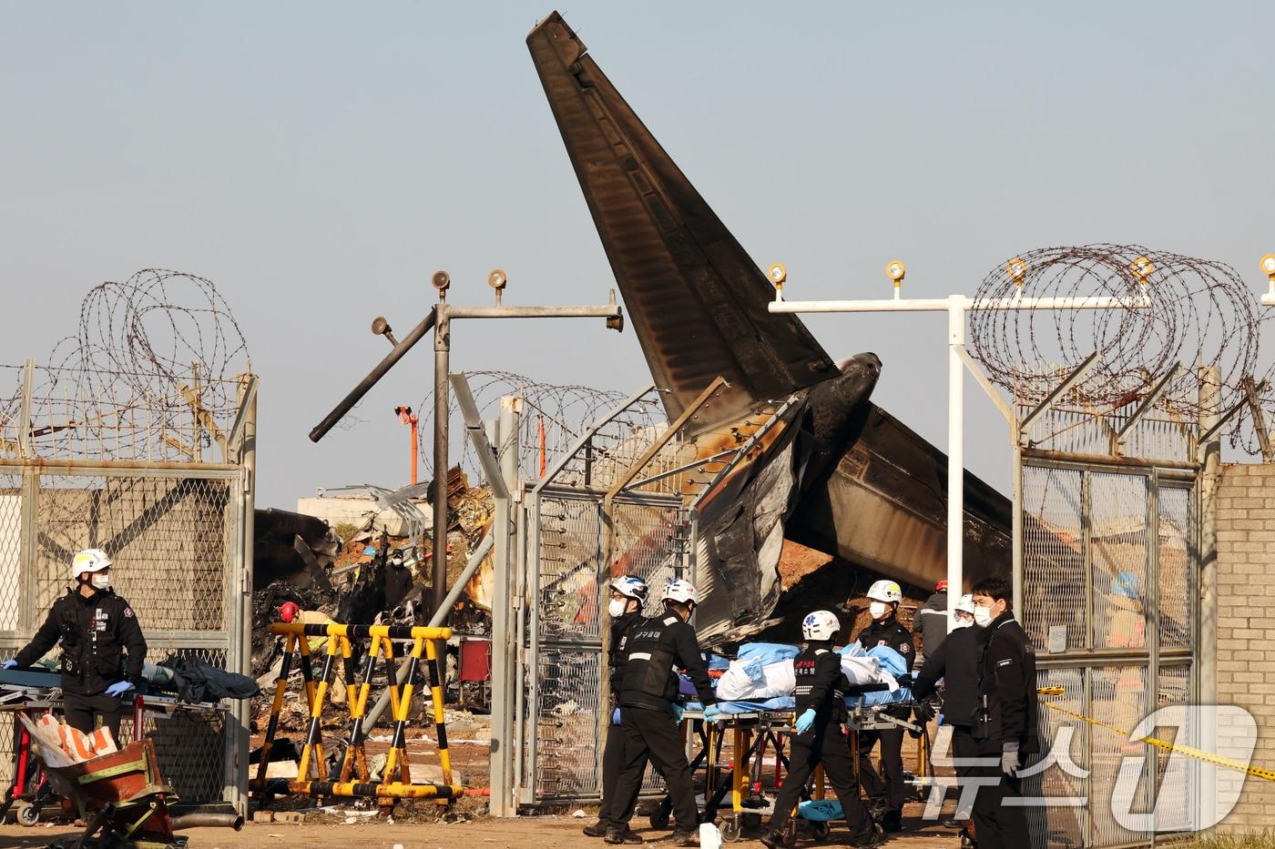 지난해 12월 전남 무안국제공항 활주로에 제주항공 여객기가 추락해 사고 수습이 이뤄지는 모습(자료사진). 2024.12.29/뉴스1 ⓒ News1 김태성 기자