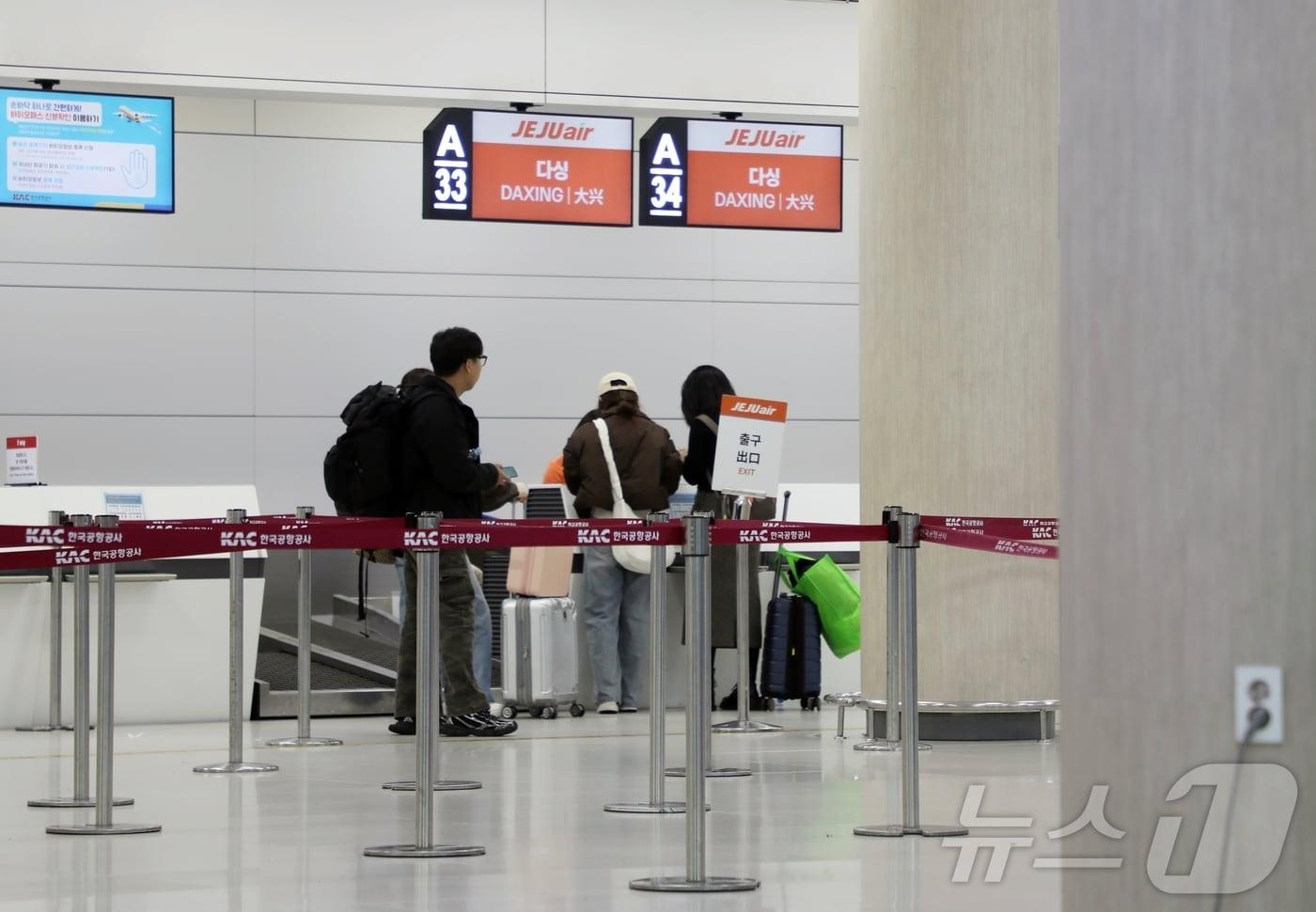 지난달 29일 오전 제주국제공항 3층 제주항공 발권 카운터에서 베이징 다싱행 항공편 탑승객들이 결항 안내를 받고 있다. 이 항공편은 이날 오전 전남 무안국제공항에서 추락한 여객기가 운항할 예정이었다. 2024.12.29/뉴스1 ⓒ News1 홍수영 기자