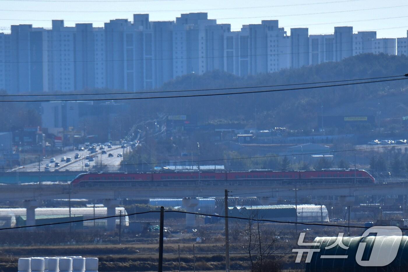동해선을 운행할 ITX-마음 열차가 경북 포항시 북구 흥해읍 구간에서 시범 운행을 하고 있다. ITX-마음 열차는 포항역에서 울진을 거쳐 강원 삼척까지 시범운행한 후 2025년 새해 첫 날 부산에서 강릉까지 하루 4차례 운행한다. 2024.12.29/뉴스1 ⓒ News1 최창호 기자
