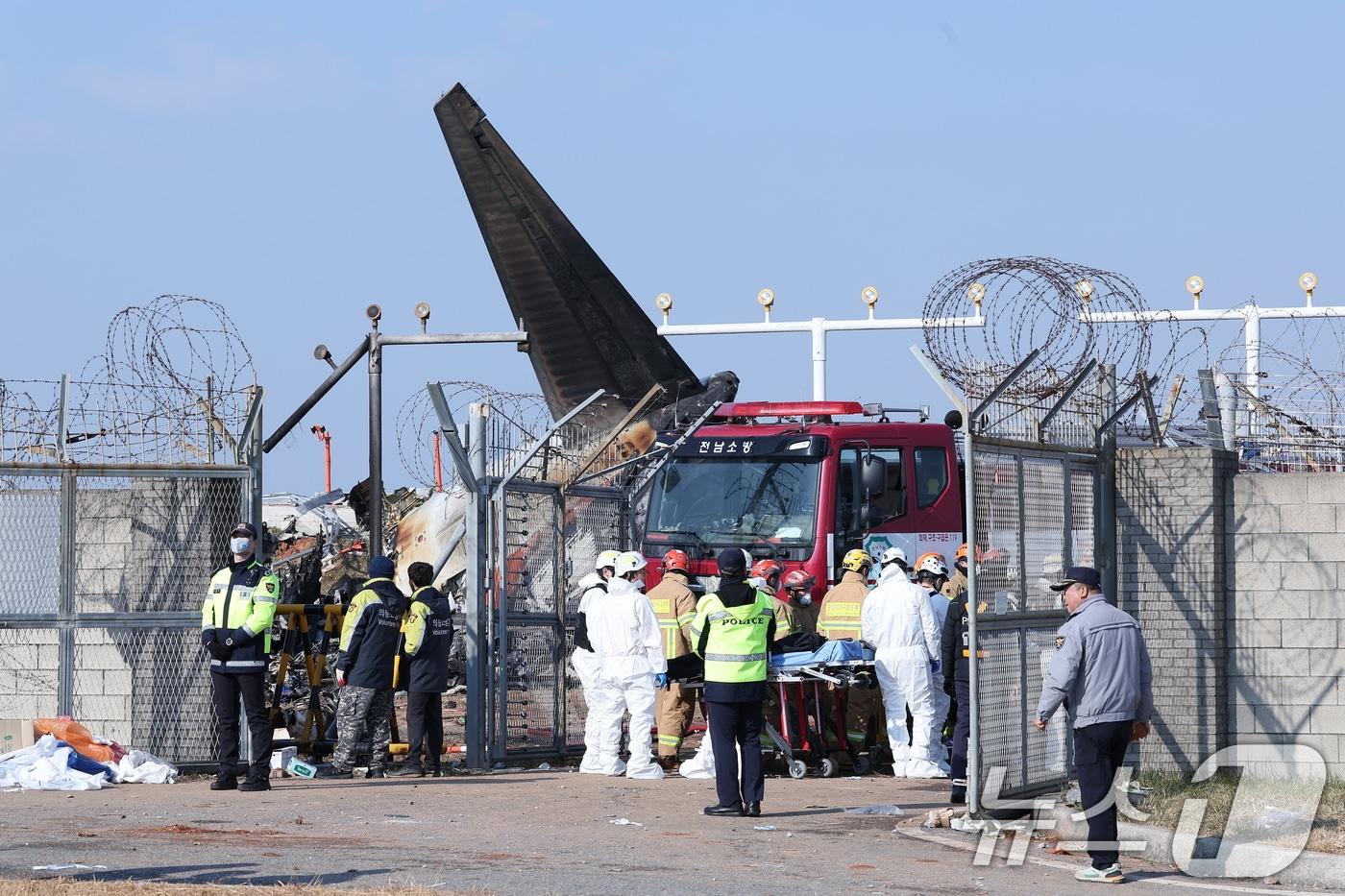 지난해 12월 29일 오전 9시 3분께 전남 무안국제공항에서 181명이 탑승한 여객기가 추락해 소방대원들이 사고 수습 작업을 하고 있다.  2024.12.29/뉴스1 ⓒ News1 김성진 기자