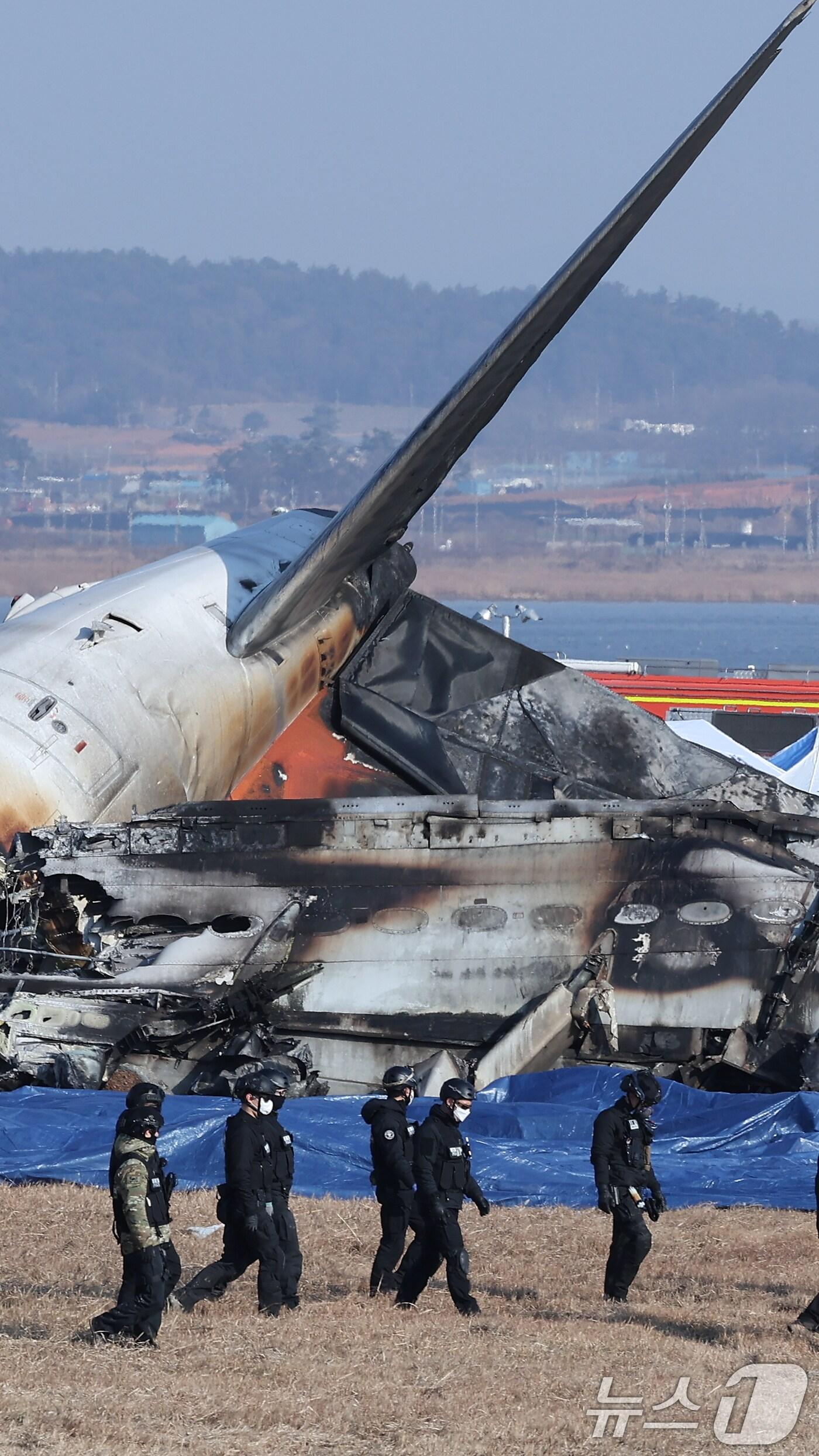 본문 이미지 - 29일 오전 9시 3분께 전남 무안국제공항에서 181명이 탑승한 여객기가 추락해 소방대원들이 사고 수습 작업을 하고 있다. 2024.12.29/뉴스1 ⓒ News1 김성진 기자