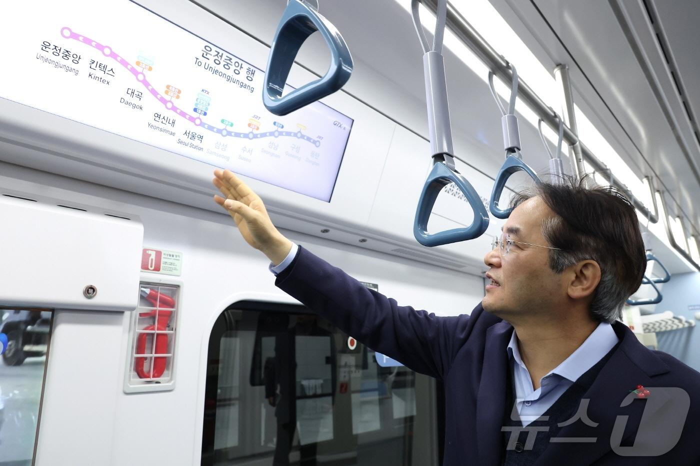 28일 이동환 고양시장이 킨텍스역에서 열린 GTX-A 노선 운정중앙역~서울역 구간 고양시 개통식을 마친 후 열차 내부를 둘러보고 있다. (고양시 제공)
