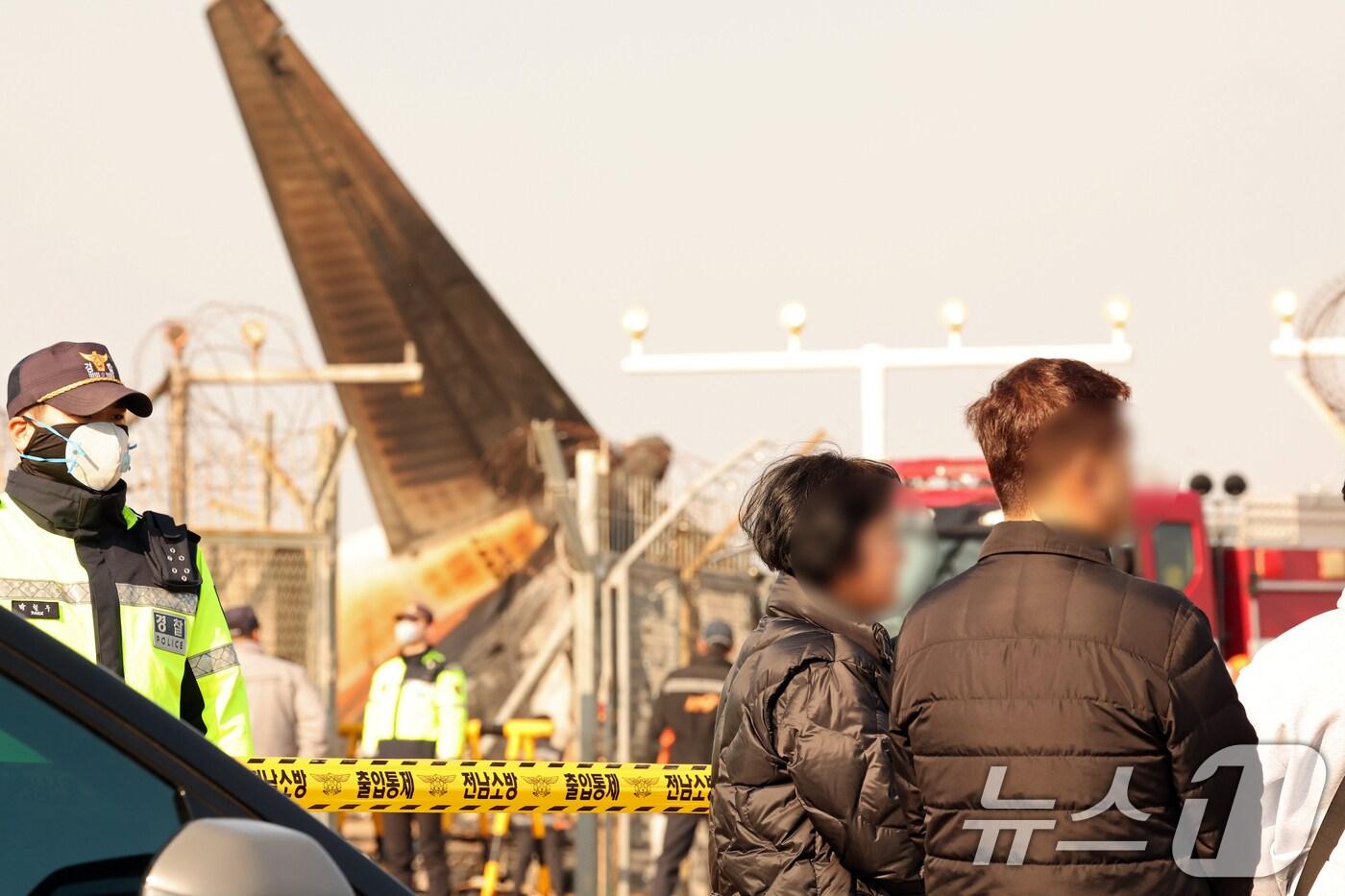 본문 이미지 - 29일 전남 무안국제공항 활주로에 여객기가 추락해 사고 수습이 이뤄지는 현장에서 실종자 가족이 상황을 지켜보고 있다. 이날 오전 9시 7분쯤 승객과 승무원 181명을 태운 태국발 제주항공 7C2216편 항공기가 무안공항 착륙을 시도하던 중 활주로 외벽에 부딪혀 폭발했다. 2024.12.29/뉴스1 ⓒ News1 김태성 기자