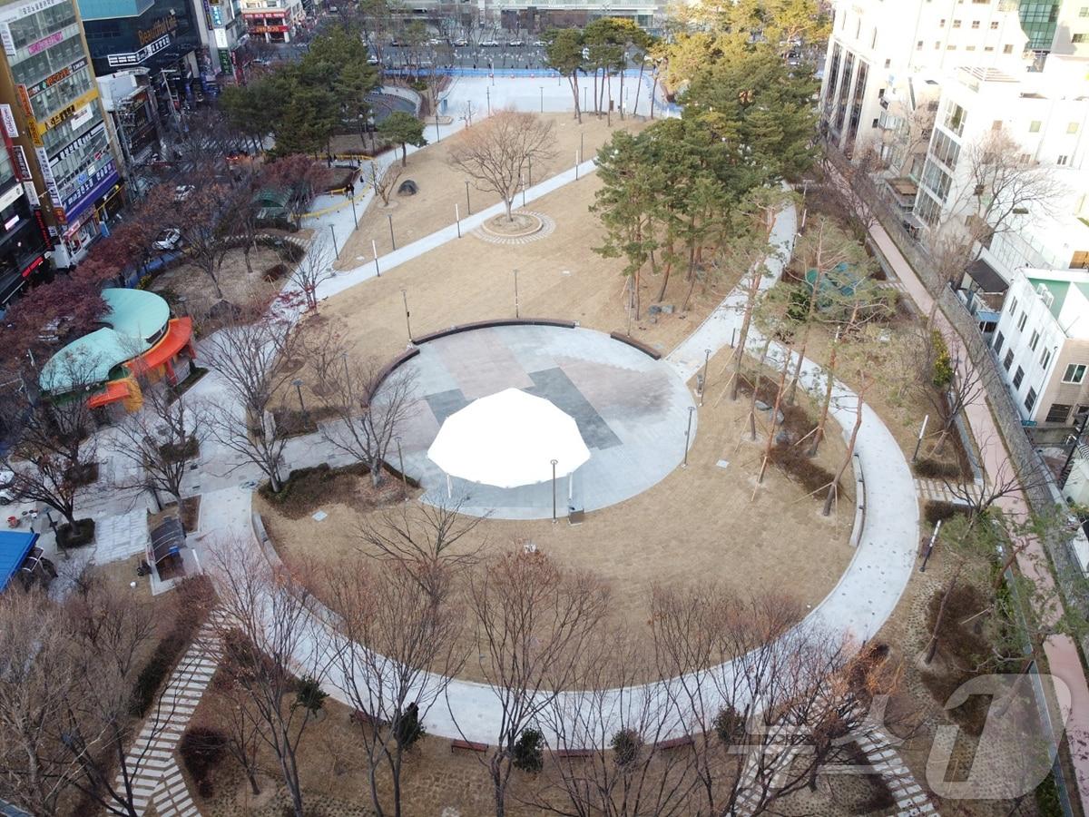 본문 이미지 - 대구시는 29일 '동성로 르네상스 프로젝트' 일환으로 대표적인 도심공원인 대구 중구 2·28기념중앙공원을 복합문화공간으로 재조성했다고 밝혔다. (대구시 제공)/뉴스1