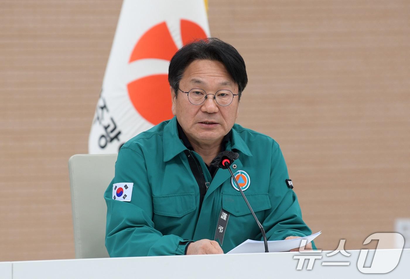 강기정 광주시장이 시청 중회의실에서 열린 '제3차 지역재난안전대책본부(지대본) 회의'에서 ‘제주항공 여객기참사 희생자 유가족 지원대책’을 발표하고 있다.(광주시 제공)2024.12.29/뉴스1 