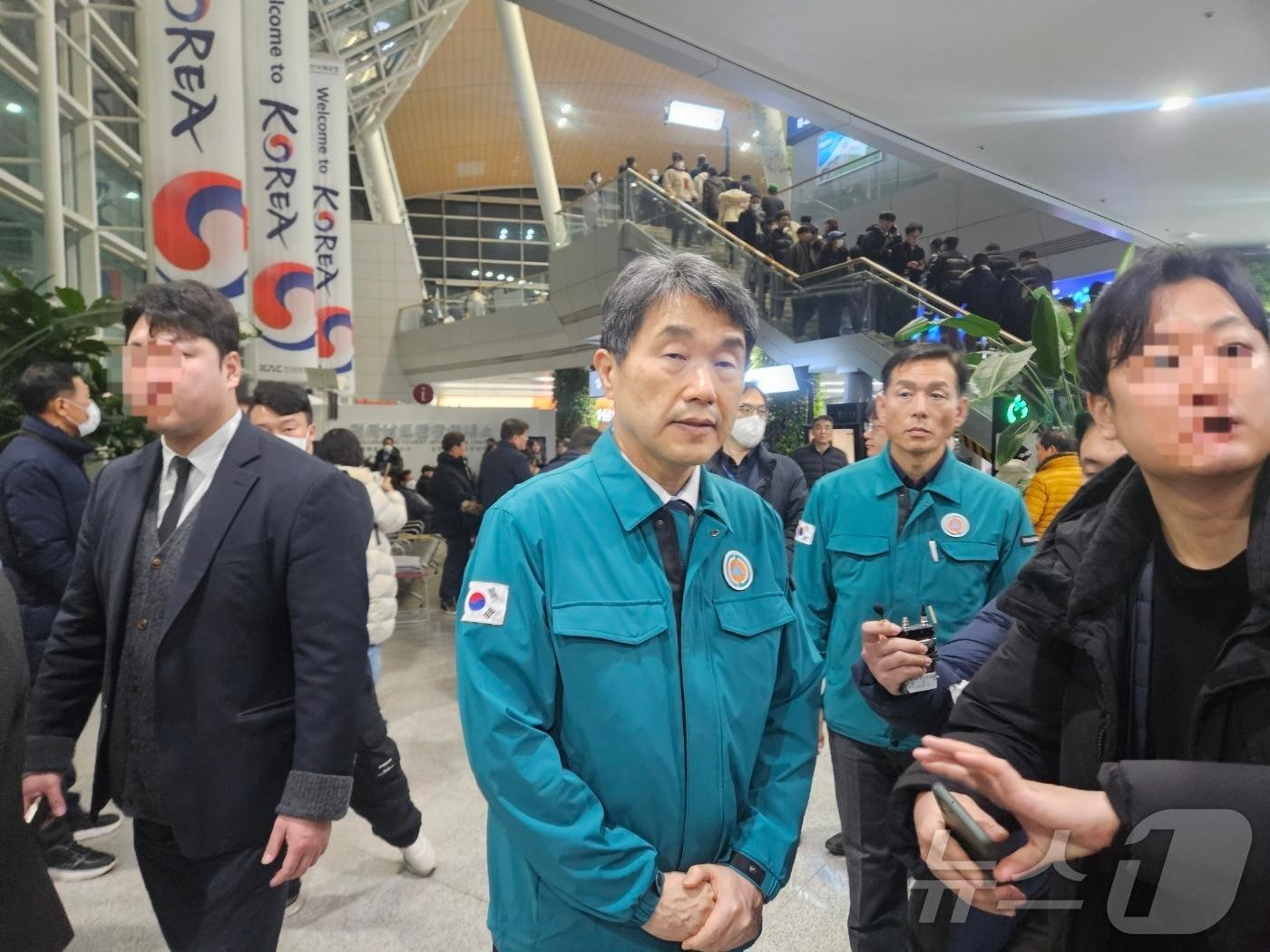 본문 이미지 - 이주호 사회부총리 겸 교육부 장관 29일 오후 6시 12분쯤 전남 무안국제공항에서 유가족을 만난 뒤 입장을 밝히고 있다. 2024.12.19/뉴스1 장시온 기자