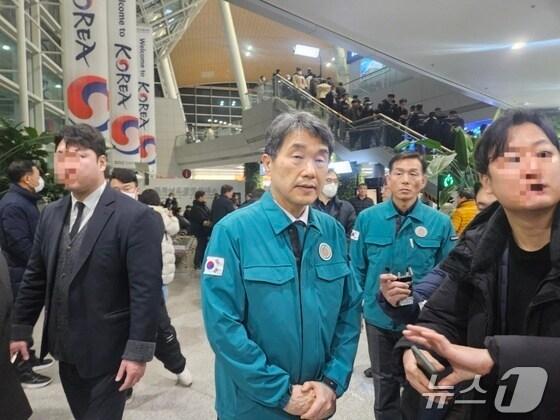 본문 이미지 - 이주호 사회부총리 겸 교육부 장관 29일 오후 6시 12분쯤 전남 무안국제공항에서 유가족을 만난 뒤 입장을 밝히고 있다. 2024.12.19/뉴스1 장시온 기자