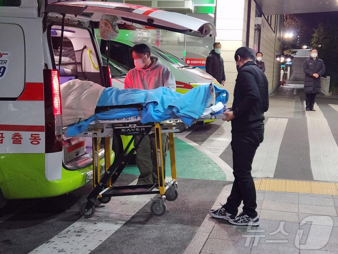 본문 이미지 - '무안공항 추락사고' 극적 생존자인 20대 여성 승무원이 29일 오후 서울 광진구 아산병원에 도착해 응급실로 이동하고 있다. 2024.12.29/뉴스1