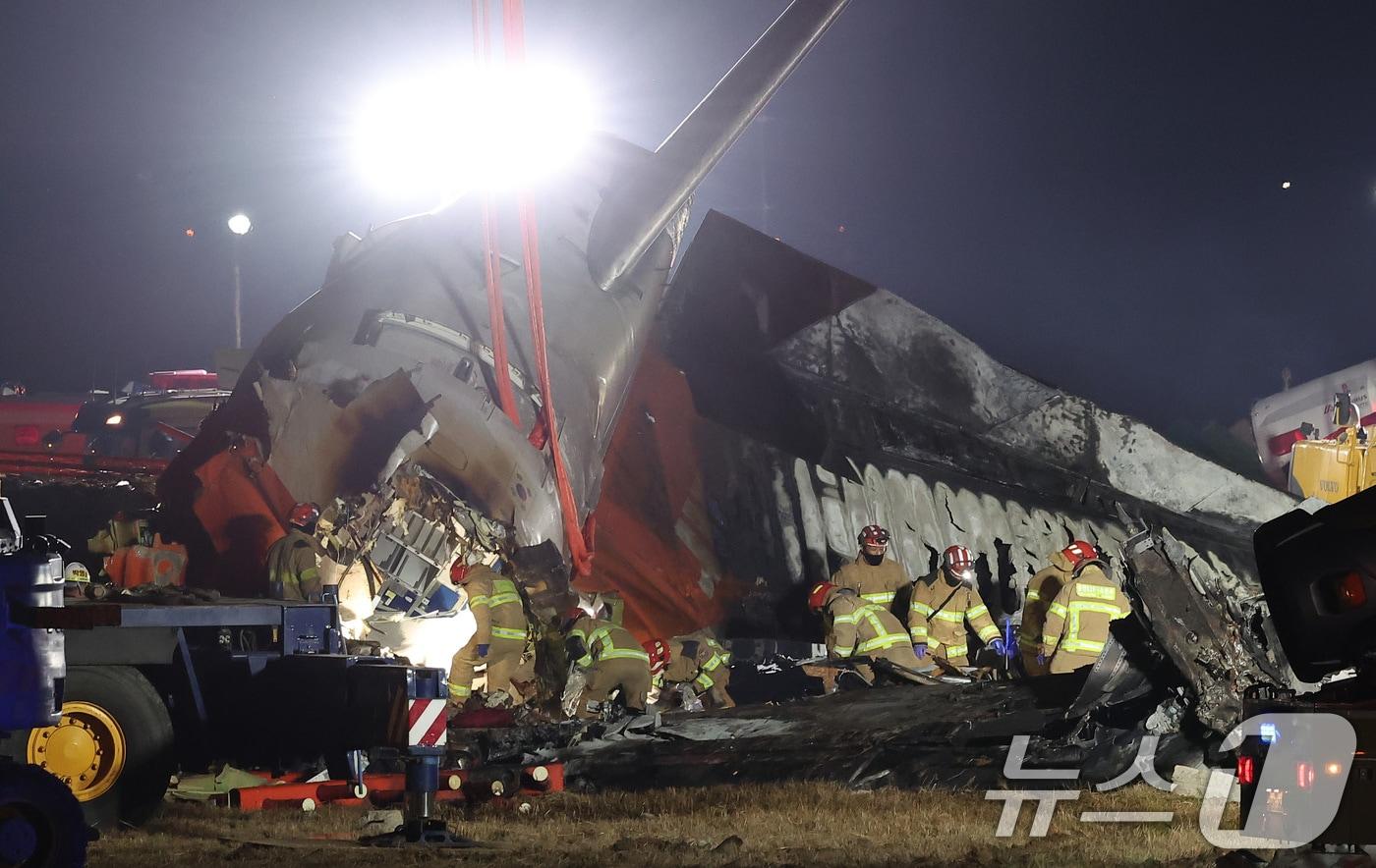 29일 오후 181명이 탑승한 제주항공 여객기가 추락한 전남 무안국제공항에서 소방대원들이 사고 수습 작업을 하고 있다.  2024.12.29/뉴스1 ⓒ News1 김성진 기자
