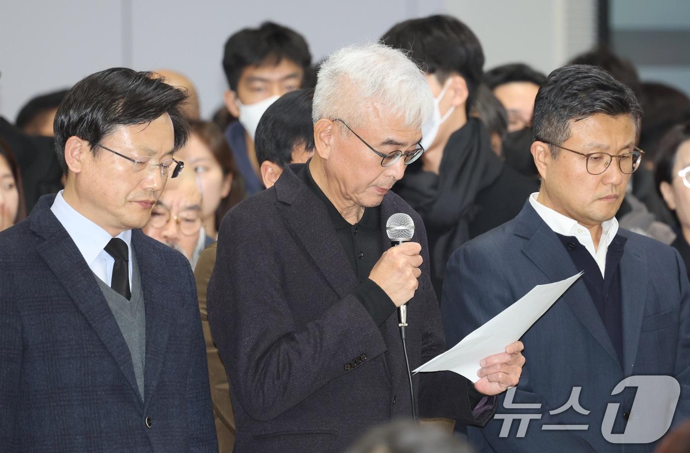 김이배 제주항공 대표 등 경영진이 29일 전남 무안군 무안국제공항에서 여객기 사고와 관련해 유가족들에게 사과하고 있다. (공동취재) 2024.12.29/뉴스1 ⓒ News1 김태성 기자