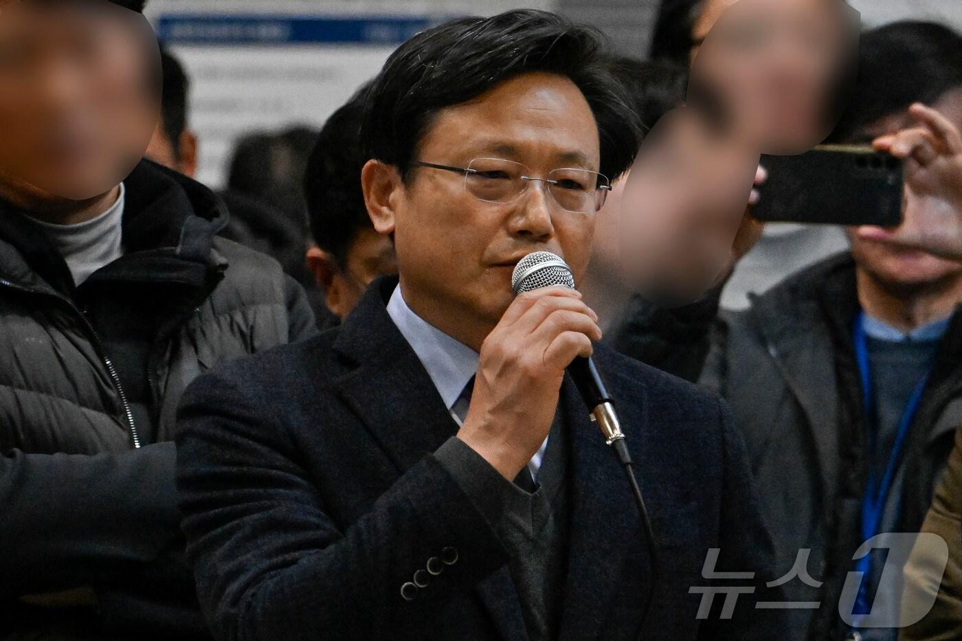 김이배 제주항공 대표이사가 29일 전남 무안군 무안국제공항에서 유가족들을 만나 사과하고 있다. (공동취재) 2024.12.29/뉴스1 ⓒ News1 김태성 기자