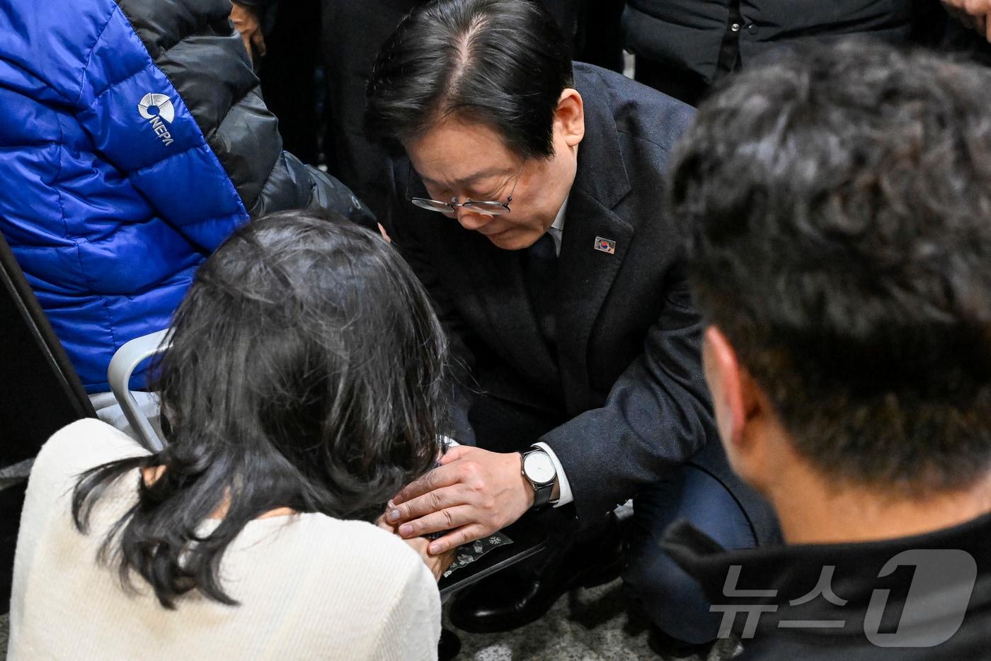 이재명 더불어민주당 대표가 29일 오후 전남 무안국제공항에서 제주항공 여객기 사고 탑승객 가족들을 위로하고 있다. (공동취재) 2024.12.29/뉴스1 ⓒ News1 김태성 기자