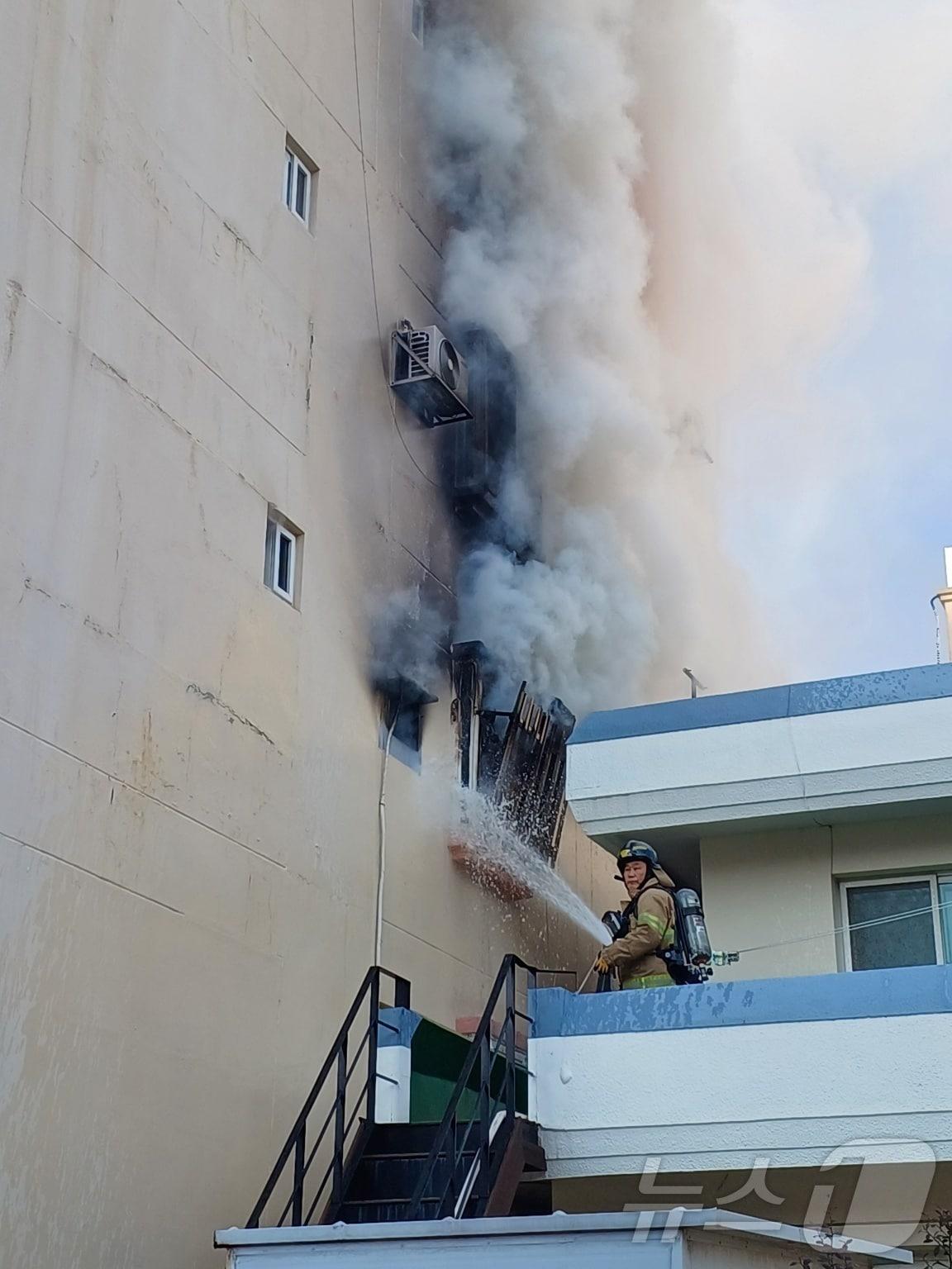 본문 이미지 - 2일 낮 12시 56분쯤 전남 여수시 봉산동 한 모텔에서 불이 나 소방당국이 화재를 진화하고 있다.(여수소방서 제공)2024.12.3/뉴스1