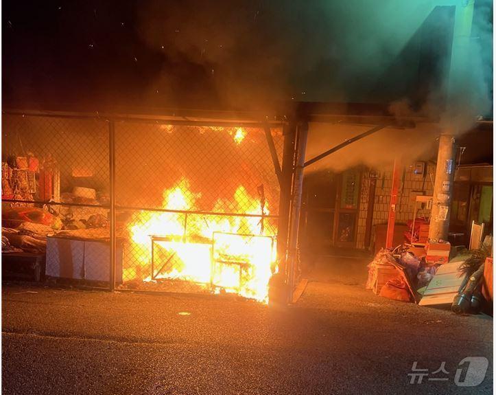 본문 이미지 - 3일 오전 1시 46분쯤 경북 구미시 황상동 이불상가에서 원인을 알 수 없는 불이 났다.(경북소방본부 제공) 2024.12.3/뉴스1