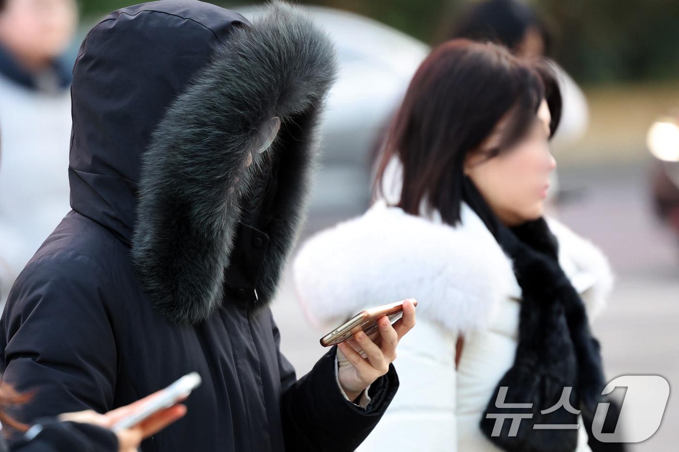 3일 오전 서울 세종대로사거리에서 출근길 시민들이 발걸음을 재촉하고 있다. 2024.12.3/뉴스1 ⓒ News1 황기선 기자