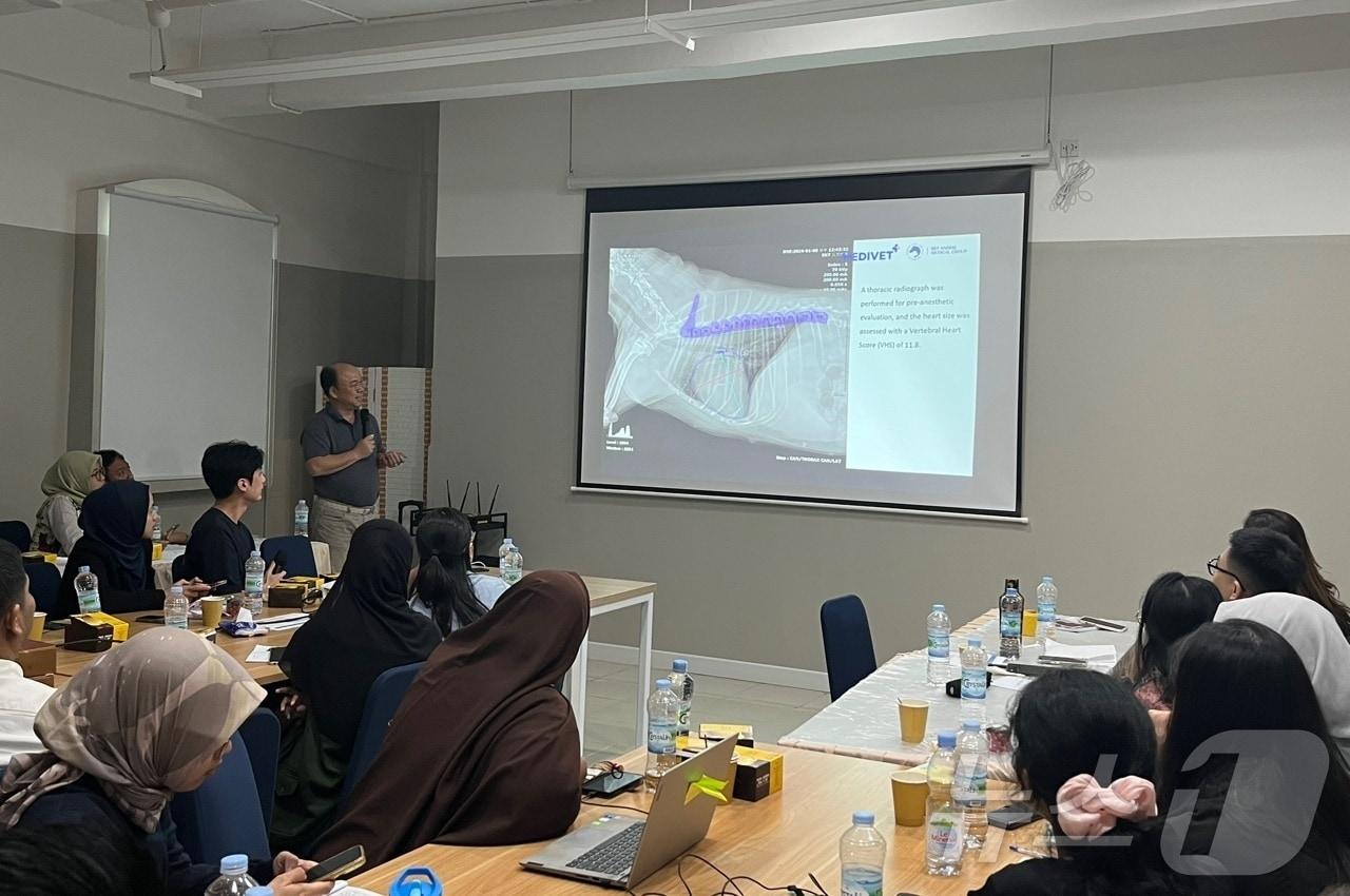 본문 이미지 - 스카이동물메디컬그룹은 11월 29일 인도네시아 메디벳동물병원에서 세미나를 진행했다&#40;스카이동물메디컬그룹 제공&#41;. ⓒ 뉴스1