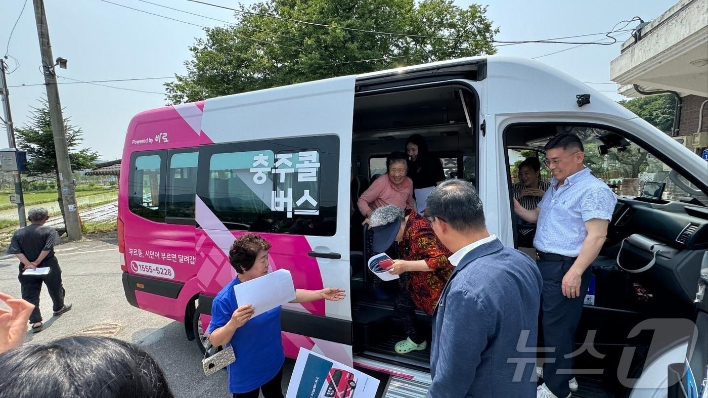  3일 충북 충주시가 3단계에 걸친 시내버스 노선 개편을 마무리했다고 밝혔다. 사진은 콜버스 이용 모습.(충주시 제공)/뉴스1