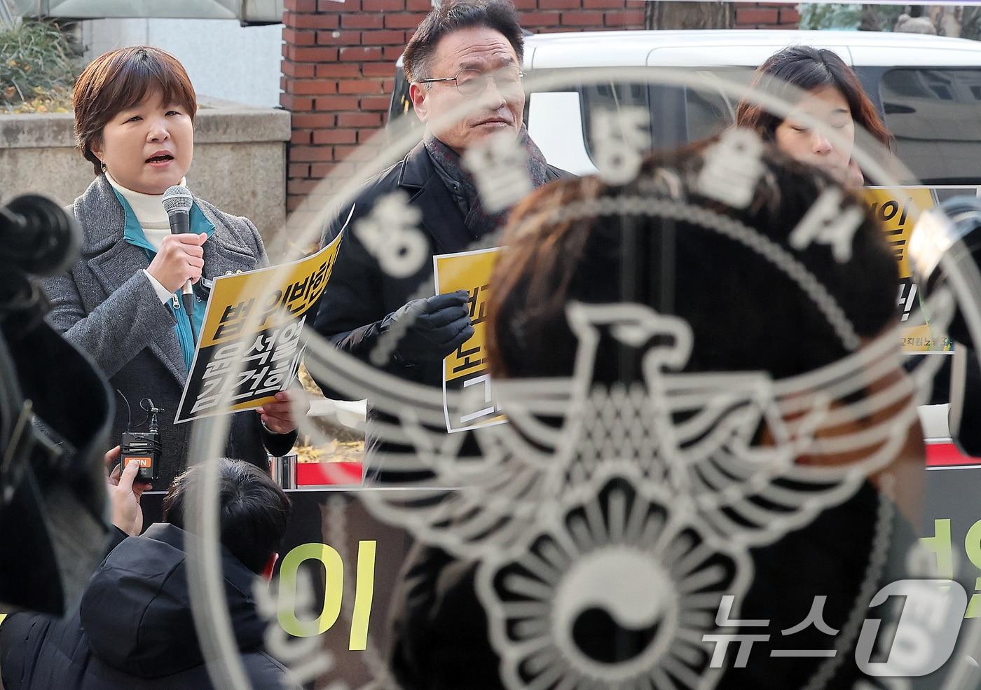 본문 이미지 - 윤석열 대통령 퇴진 국민투표를 안내하고 참여를 독려한 혐의로 고발된 전희영 전국교직원노동조합(전교조) 위원장이 3일 오전 서울 마포구 서울경찰청 공공범죄수사대에서 소환 조사에 앞서 입장을 밝히고 있다. 2024.12.3/뉴스1 ⓒ News1 이동해 기자