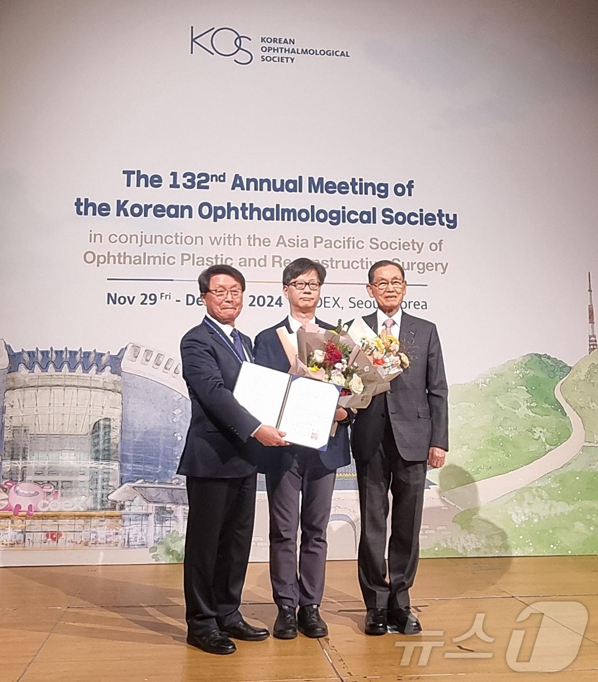 본문 이미지 - 고재웅 조선대병원 안과 교수&#40;사진 가운데&#41;의 모습.&#40;조선대병원 제공&#41; 2024.12.3