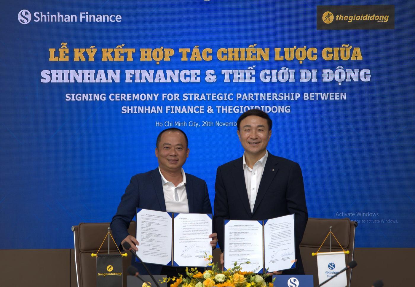 신한카드는 베트남 1위 리테일 유통기업 '모바일월드'와 전략적 업무협약을 체결했다고 3일 밝혔다. 협약식에 참석한 도안 반 히우 엠 (Doan Van Hieu Em) 모바일월드 모바일/가전 부문 CEO(왼쪽부터)와 문동권 신한카드 사장이 기념사진을 촬영하고 있다.(신한카드 제공)