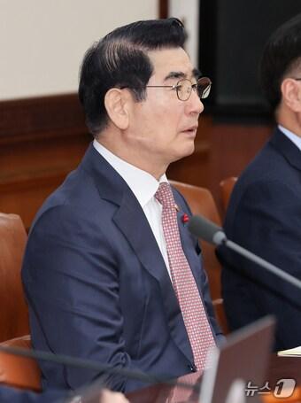 본문 이미지 - 김용현 국방부 장관이 3일 서울 종로구 정부서울청사에서 열린 국무회의에 참석하고 있다. 2024.12.3/뉴스1 ⓒ News1 허경 기자