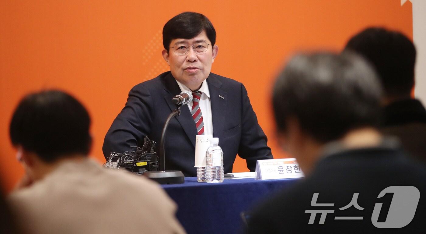 윤창현 코스콤 사장이 3일 오전 서울 영등포구 여의도 코스콤 본사에서 열린 취임 100일 기자간담회에서 취재진 질문에 답하고 있다. 2024.12.3/뉴스1 ⓒ News1 임세영 기자