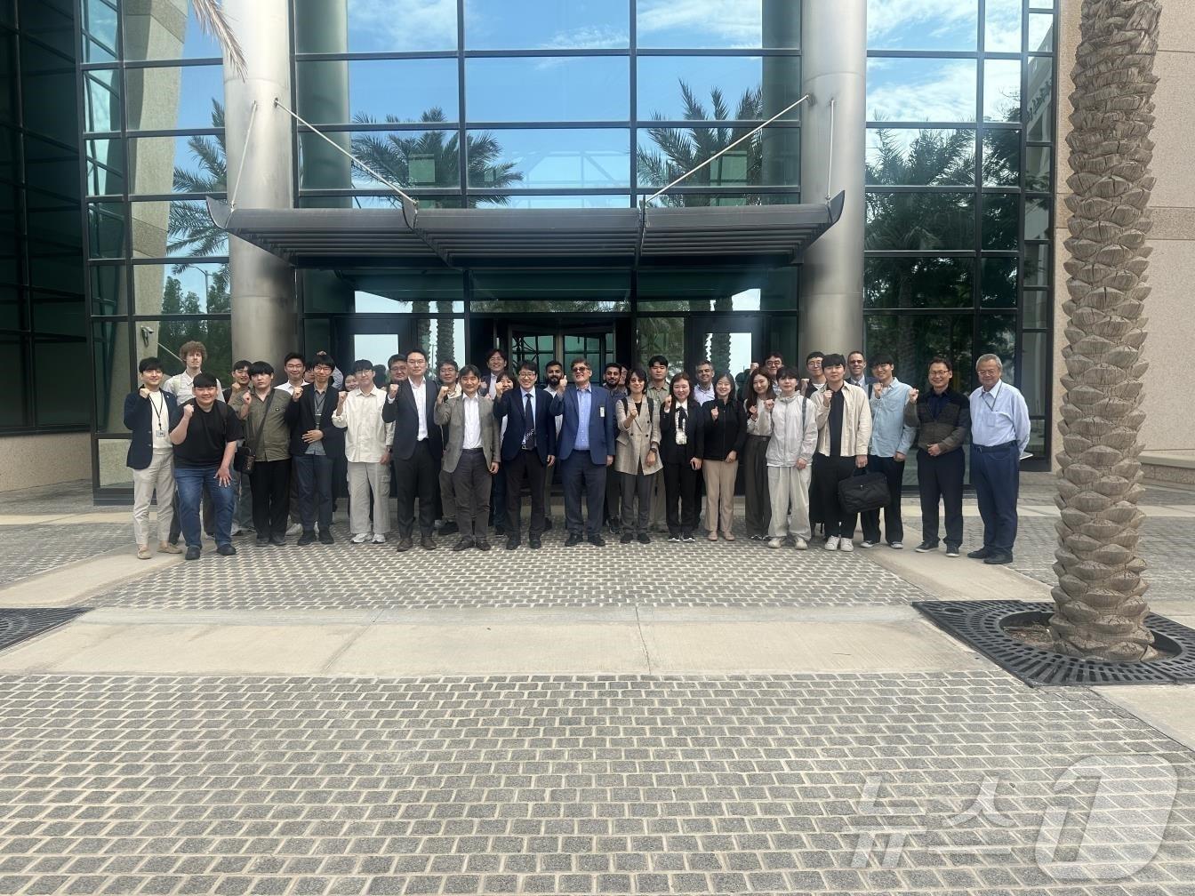 본문 이미지 - KAIST-아람코 워크숍 참가자들이 기념촬영을 하고 있다.(KAIST 제공)/뉴스1