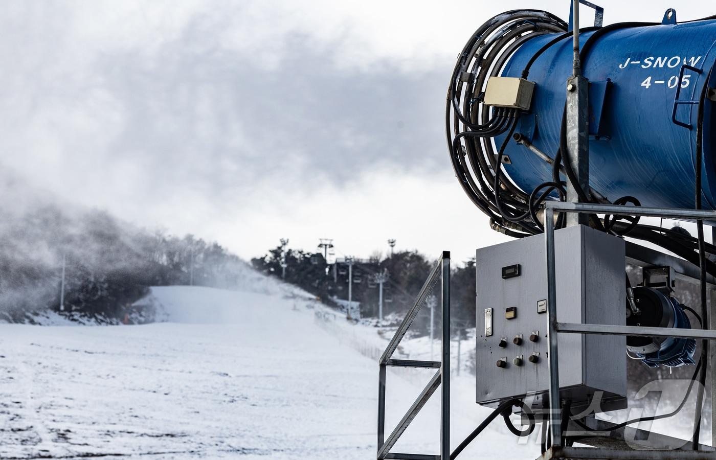 본문 이미지 - 영하권 날씨를 보인 3일 오전 경기도 이천시 마장면 지산포레스트리조트 스키장에서 제설기를 이용해 인공눈을 뿌리고 있다. 2024.12.3/뉴스1 ⓒ News1 이재명 기자