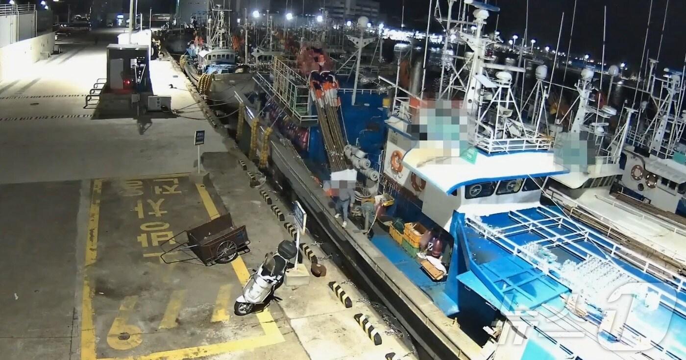 본문 이미지 -  제주 서귀포해양경찰서는 새벽시간에 어선 5척에 들어가 냉동갈치를 훔친 베트남 선원 A 씨(30대) 등 3명을 특수절도 혐의로 긴급체포했다고 3일 밝혔다.(서귀포해경 제공)/뉴스1