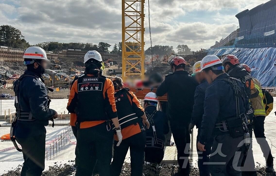 본문 이미지 - 3일 오전 10시55분쯤 제주시 건입동 한 공사 현장에서 중장비 작업 중 사고가 발생해 50대 남성이 사망했다.(제주소방안전본부 제공)