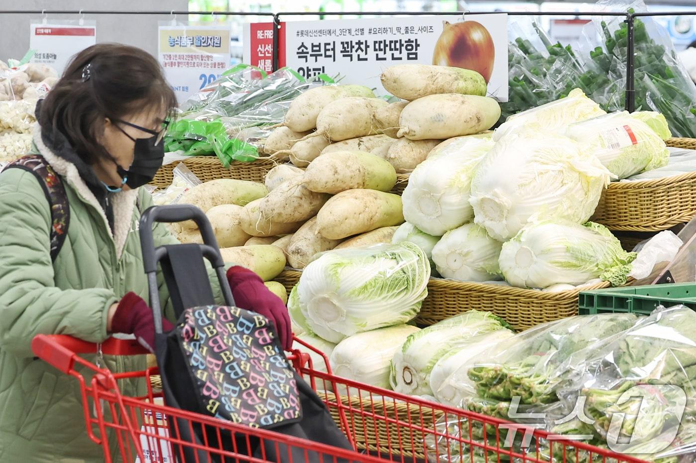 서울의 한 대형마트 채소 코너에서 한 시민이 무와 배추를 고르고 있는 모습. 2024.12.3/뉴스1 ⓒ News1 민경석 기자
