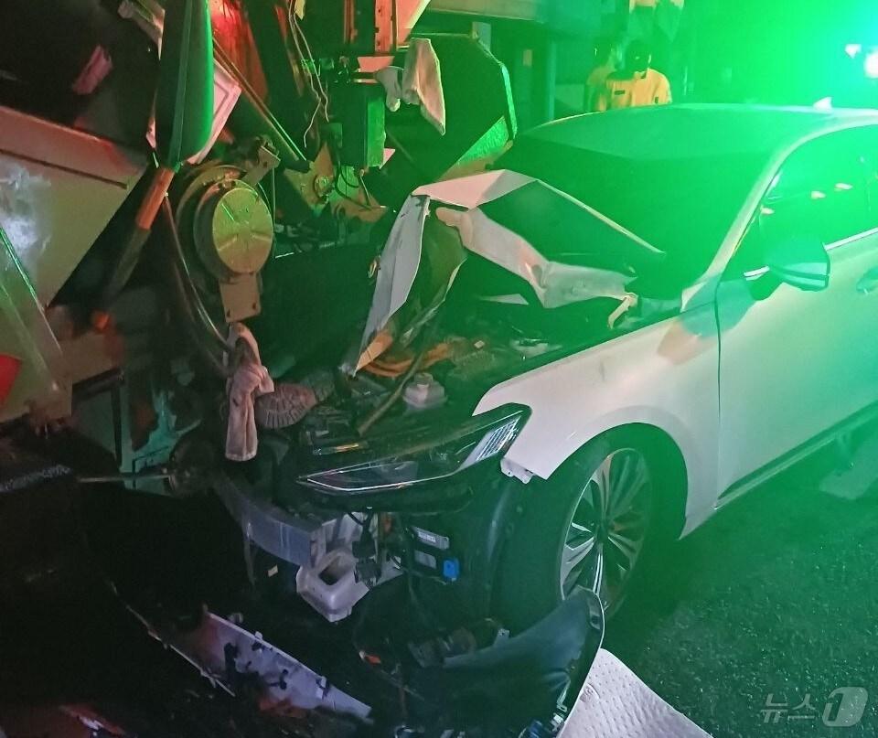 본문 이미지 - 지난 8월 7일 천안 동남구 문화동에서 작업 중이던 환경미화원이 음주운전 차량에 치어 숨진 사고현장. (천안동남소방서 제공) /뉴스1