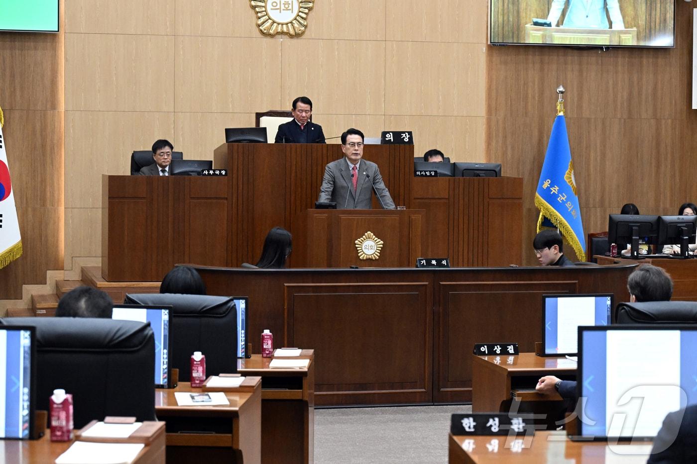 본문 이미지 - 이순걸 울주군수가 3일 울주군의회에서 열린 제235회 정례회 제2차 본회의에서 2025년도 당초예산안과 관련한 시정연설을 하고 있다. (울주군의회 제공)