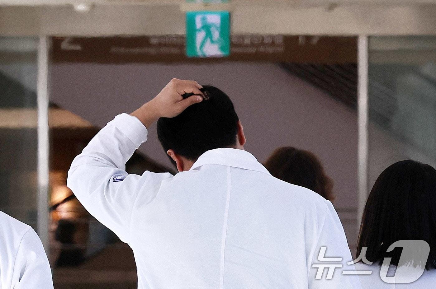 3일 서울의 한 대학병원에서 의료진이 분주하게 움직이고 있다. 2024.12.3/뉴스1 ⓒ News1 박지혜 기자