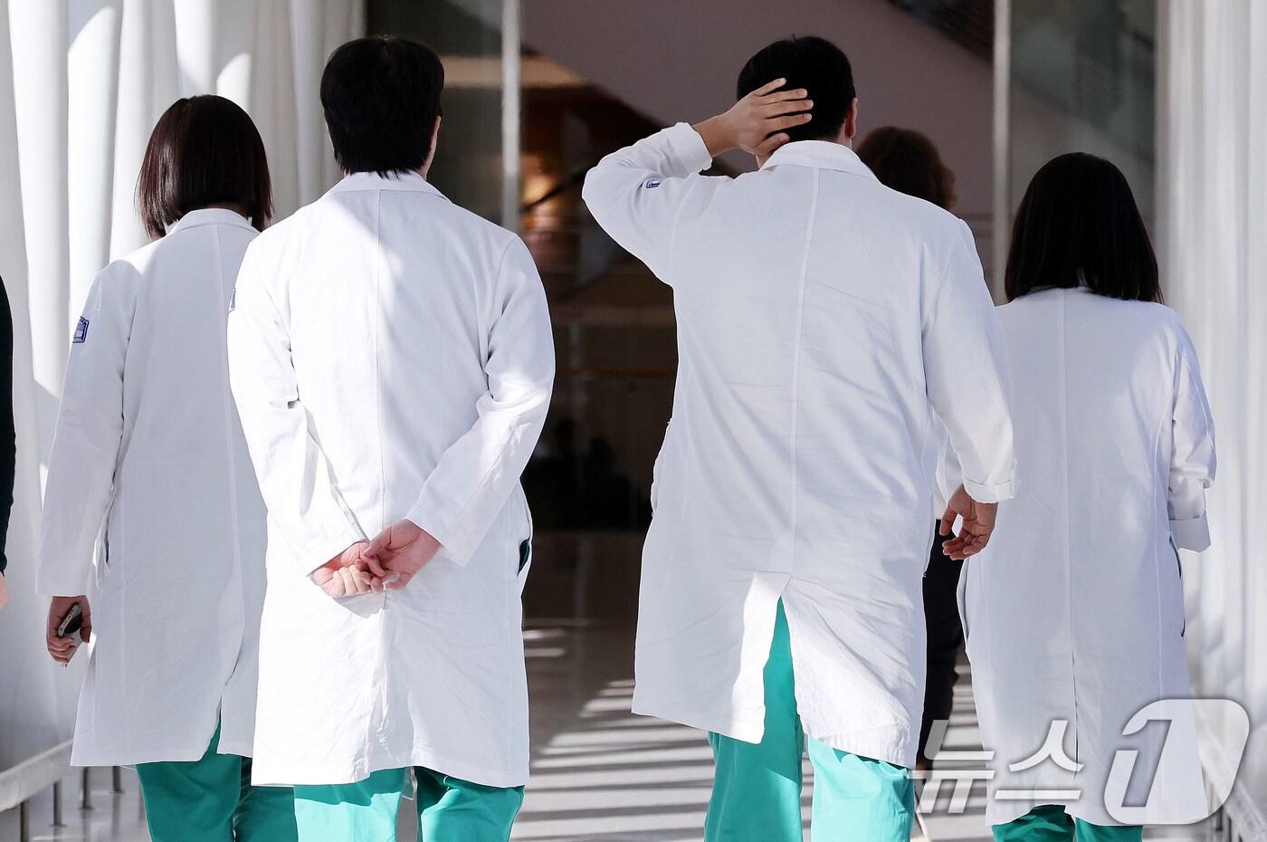 지난 3일 서울의 한 대학병원에서 의료진이 분주하게 움직이고 있다.  2024.12.3/뉴스1 ⓒ News1 박지혜 기자